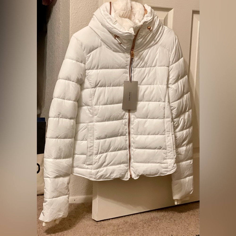 Zara outerwear. Puffy jacket, slim fit in white, size M. NWT.